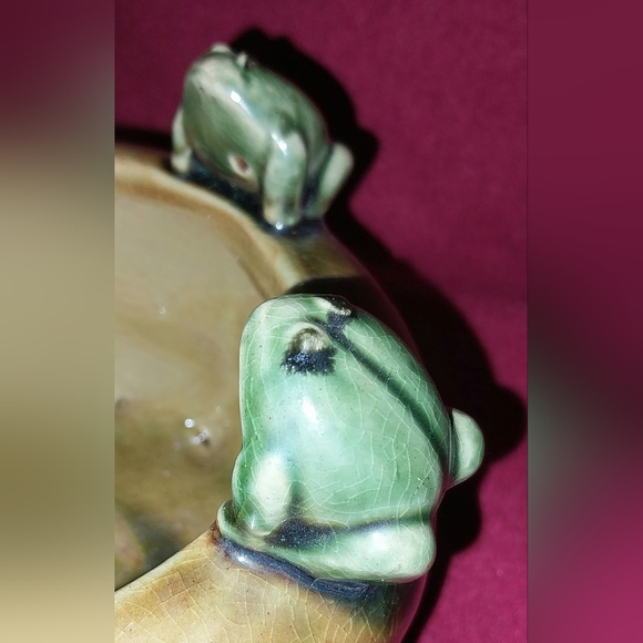 Beautiful Majolica Style Frog on a Log Pottery Wooden 3 Footed Planter 6.5"x7" - Picture 4 of 11